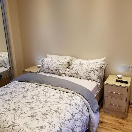 London Luxury Apartment 4 Bedroom Sleeps 12 People With 4 Bathrooms 1 Min Walk From Station Wanstead ภายนอก รูปภาพ