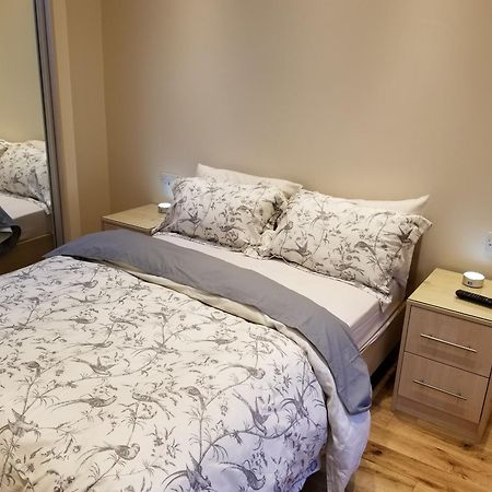 London Luxury Apartment 4 Bedroom Sleeps 12 People With 4 Bathrooms 1 Min Walk From Station Wanstead ภายนอก รูปภาพ