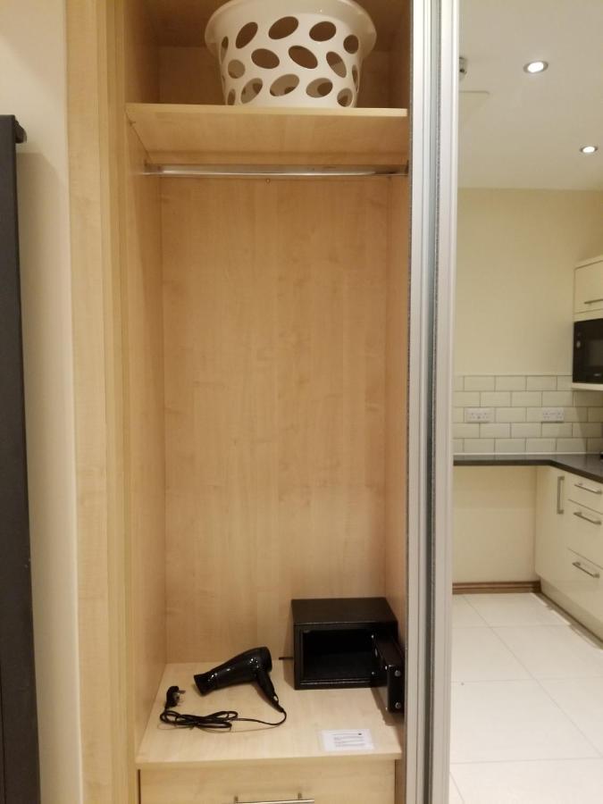 London Luxury Apartment 4 Bedroom Sleeps 12 People With 4 Bathrooms 1 Min Walk From Station Wanstead ภายนอก รูปภาพ