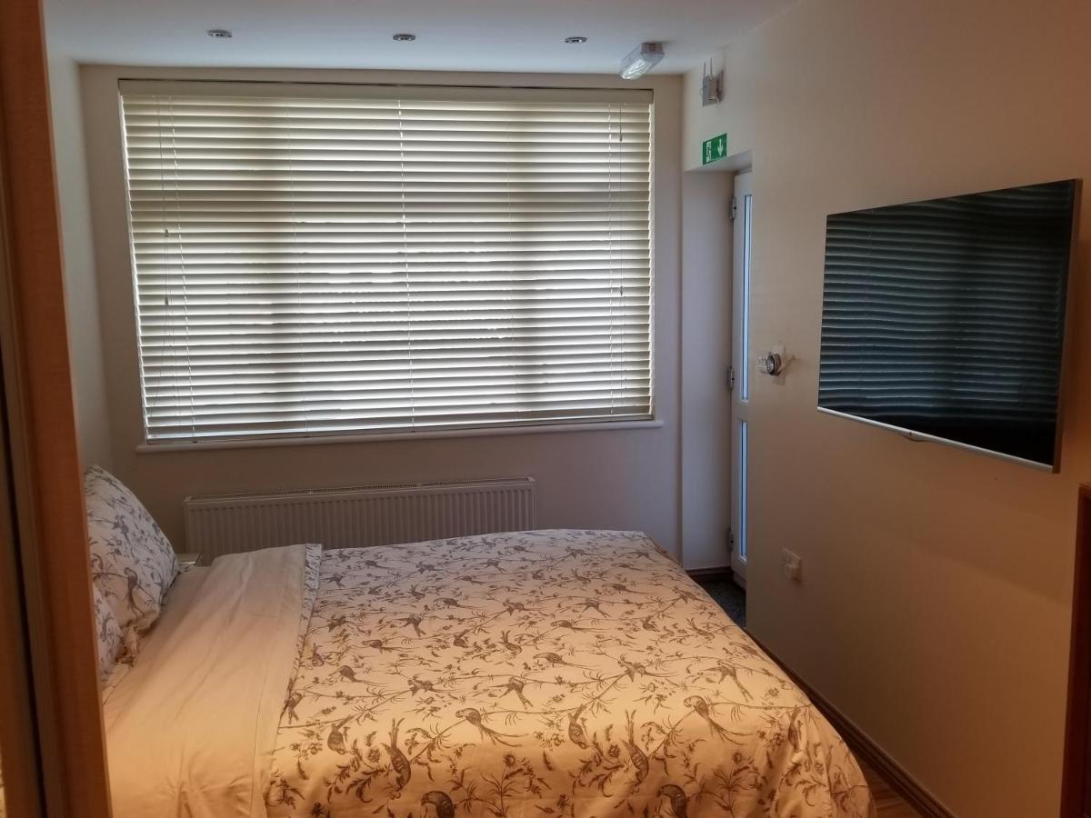 London Luxury Apartment 4 Bedroom Sleeps 12 People With 4 Bathrooms 1 Min Walk From Station Wanstead ภายนอก รูปภาพ