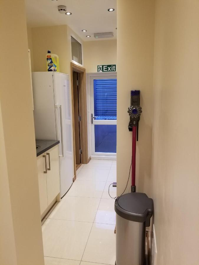 London Luxury Apartment 4 Bedroom Sleeps 12 People With 4 Bathrooms 1 Min Walk From Station Wanstead ภายนอก รูปภาพ