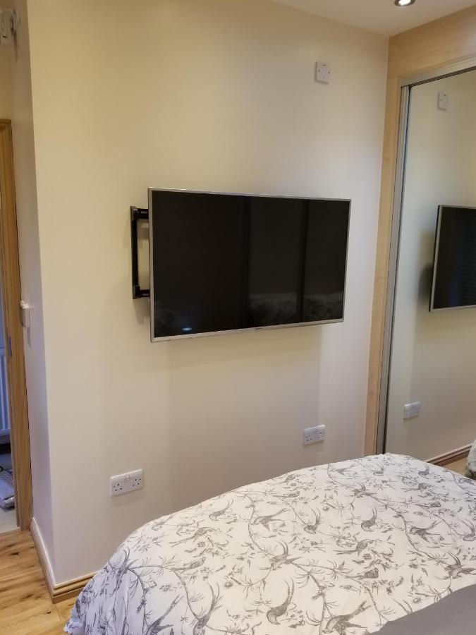 London Luxury Apartment 4 Bedroom Sleeps 12 People With 4 Bathrooms 1 Min Walk From Station Wanstead ภายนอก รูปภาพ