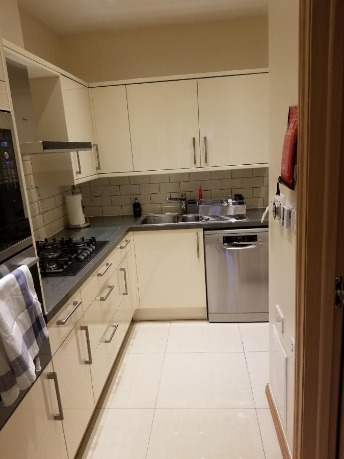 London Luxury Apartment 4 Bedroom Sleeps 12 People With 4 Bathrooms 1 Min Walk From Station Wanstead ภายนอก รูปภาพ