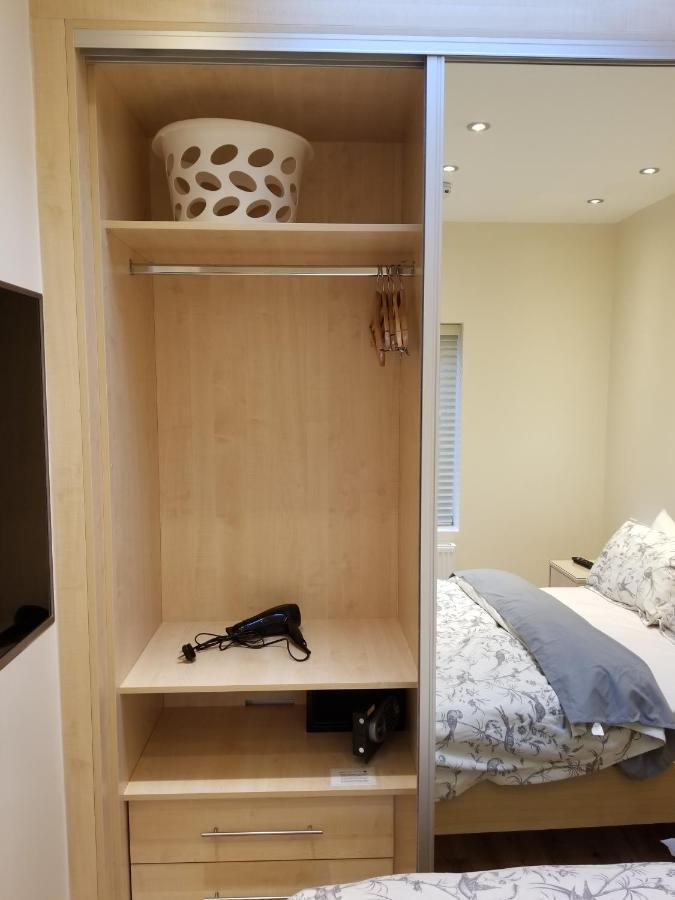 London Luxury Apartment 4 Bedroom Sleeps 12 People With 4 Bathrooms 1 Min Walk From Station Wanstead ภายนอก รูปภาพ