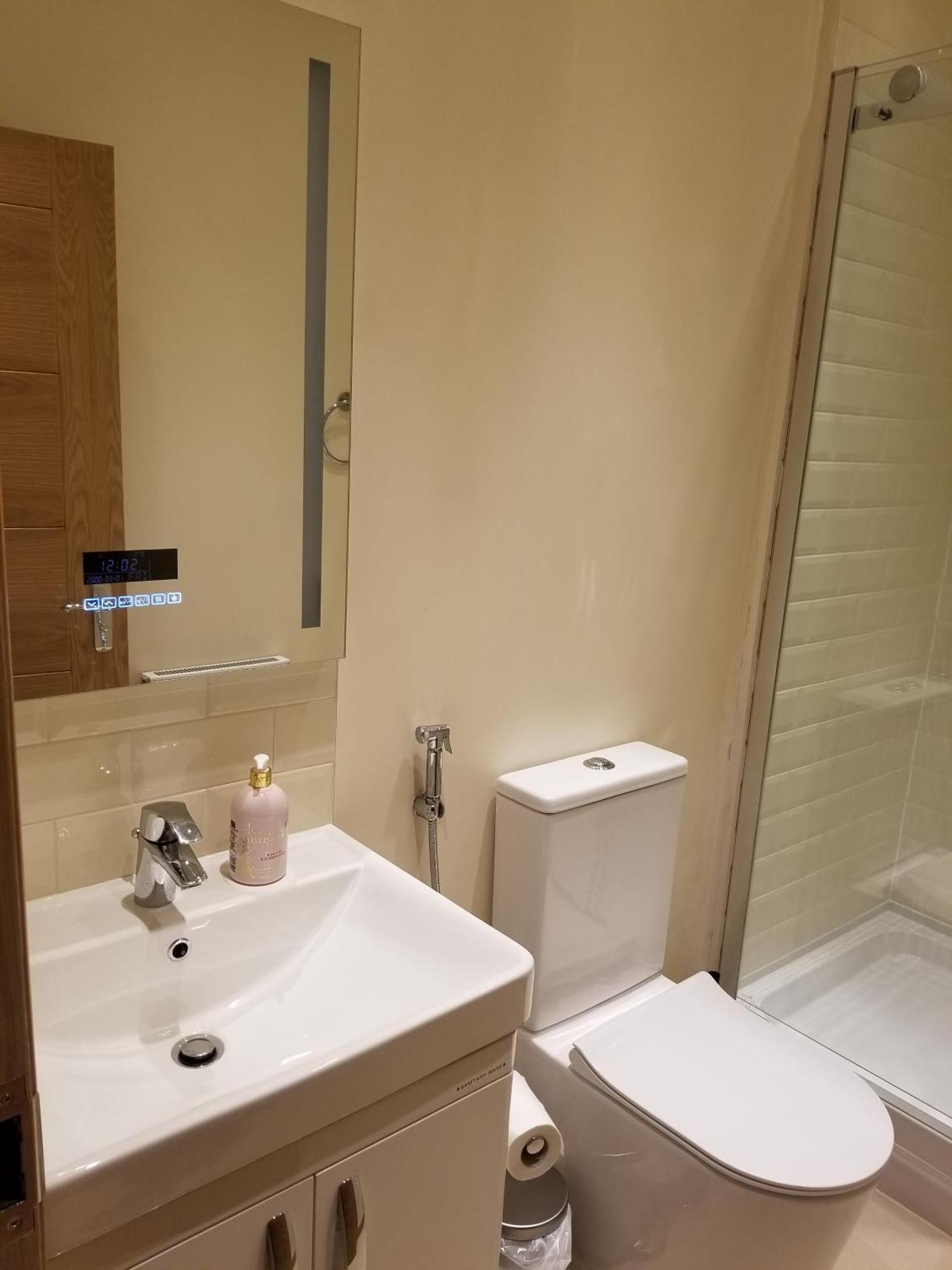 London Luxury Apartment 4 Bedroom Sleeps 12 People With 4 Bathrooms 1 Min Walk From Station Wanstead ภายนอก รูปภาพ