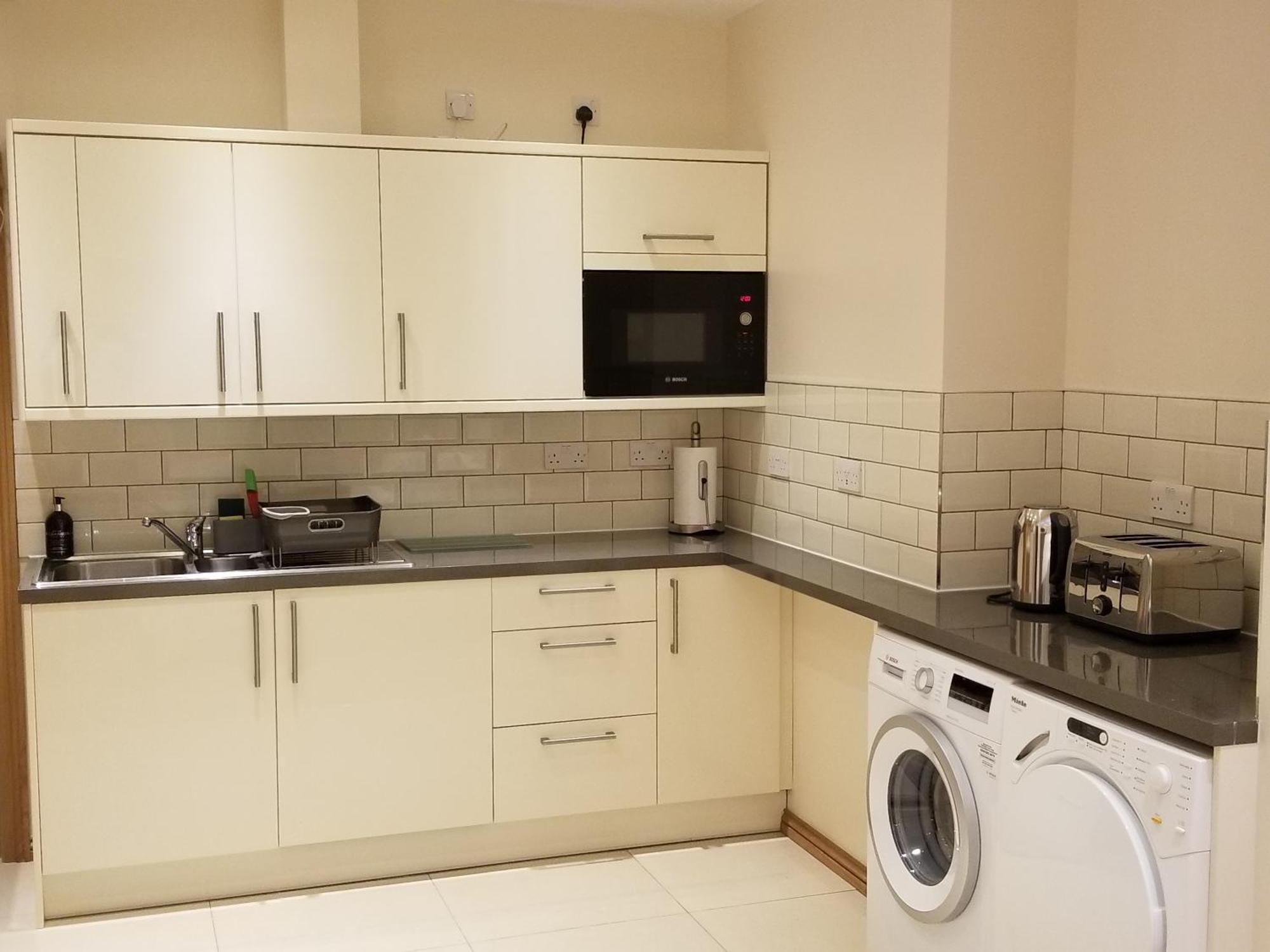 London Luxury Apartment 4 Bedroom Sleeps 12 People With 4 Bathrooms 1 Min Walk From Station Wanstead ภายนอก รูปภาพ