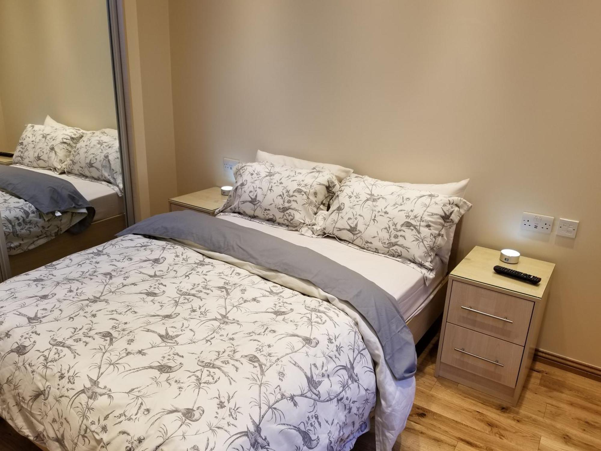 London Luxury Apartment 4 Bedroom Sleeps 12 People With 4 Bathrooms 1 Min Walk From Station Wanstead ภายนอก รูปภาพ